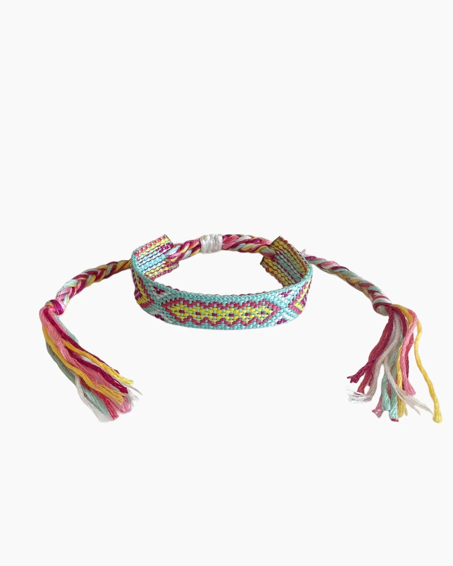 Pulsera de tejido ajustable con diseño macrame y colores vibrantes.