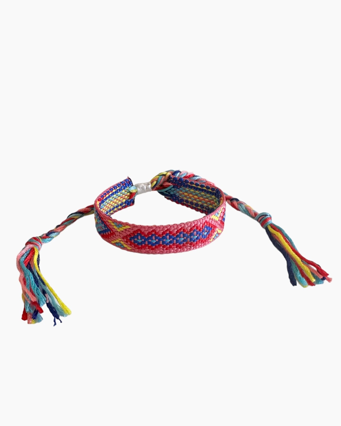 Pulsera de tejido ajustable con diseño macrame con colores vibrantes.