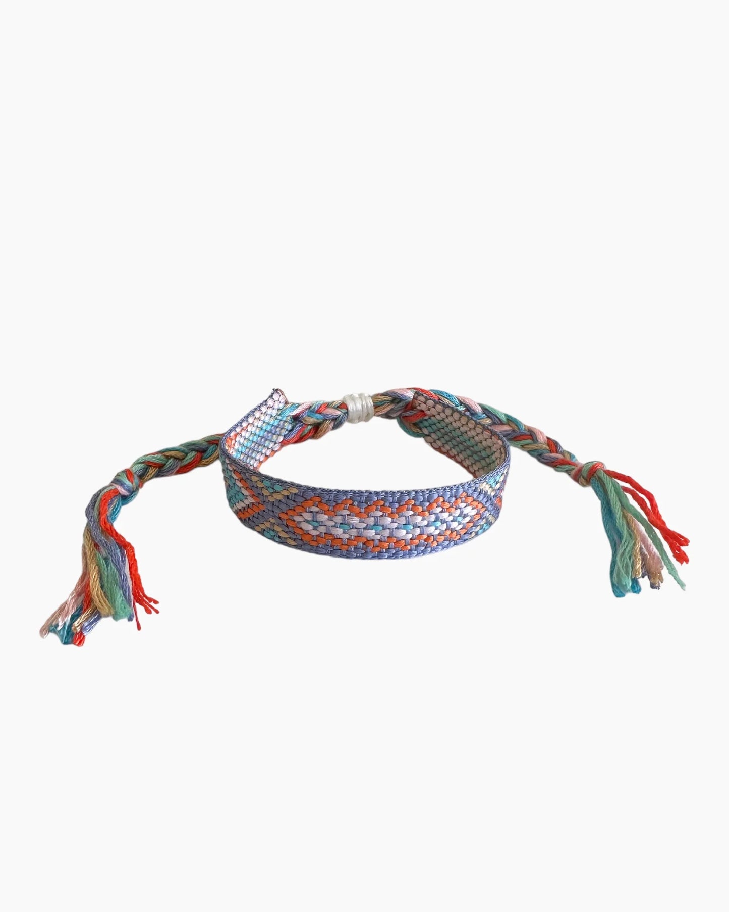 Pulssera de tejido ajustable con diseño macrame de colores vibrantes.
