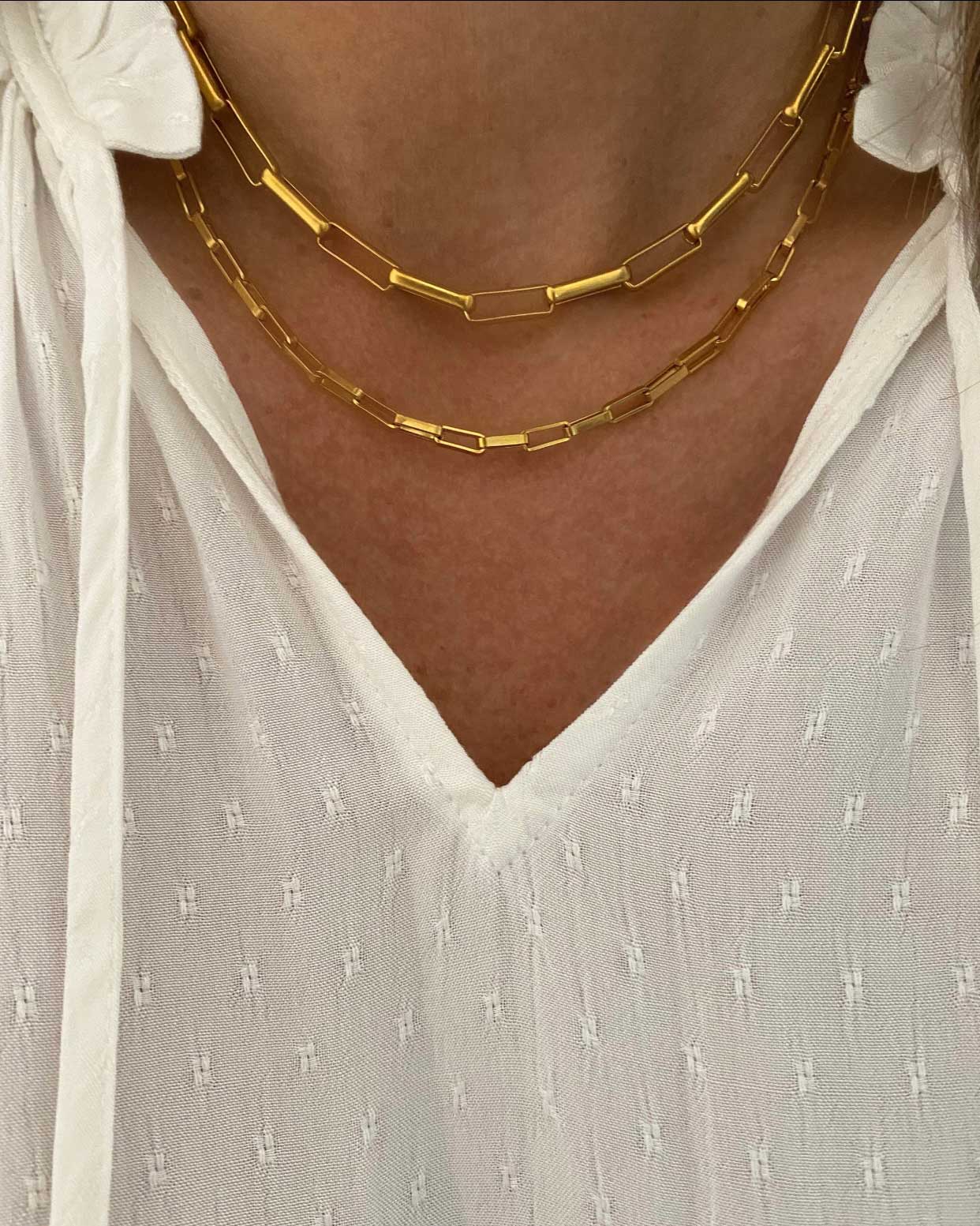 El COLLAR ESLABON CUADRADO GRANDE es un collar cortito de eslabones cuadrados planos es super original, llamativo y elaborado en acero inoxidable con acabado en ORO de 18K.