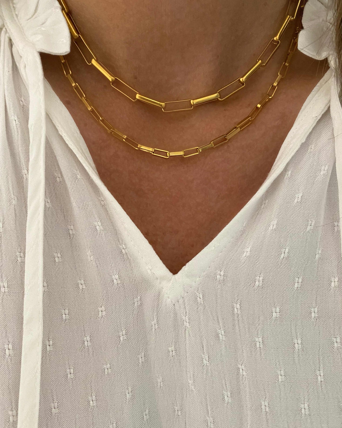 El COLLAR ESLABON CUADRADO MEDIANO es un collar cortito de eslabones cuadrados planos es super original, llamativo y elaborado en acero inoxidable con acabado en ORO de 18K.