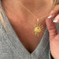 Este collar con colgante de sol, es de cadena fina y lleva una carita labrada en el colgante sol. Fabricado en acero inoxidable bañado en oro.
