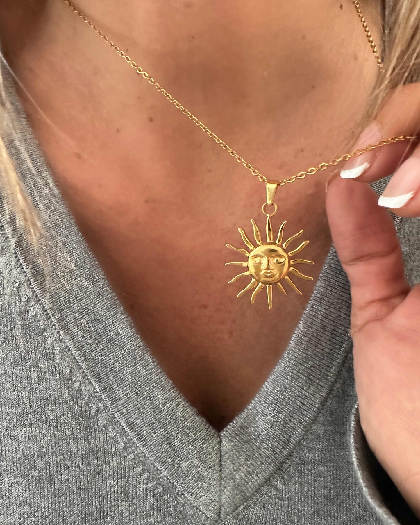 Este collar con colgante de sol, es de cadena fina y lleva una carita labrada en el colgante sol. Fabricado en acero inoxidable bañado en oro.