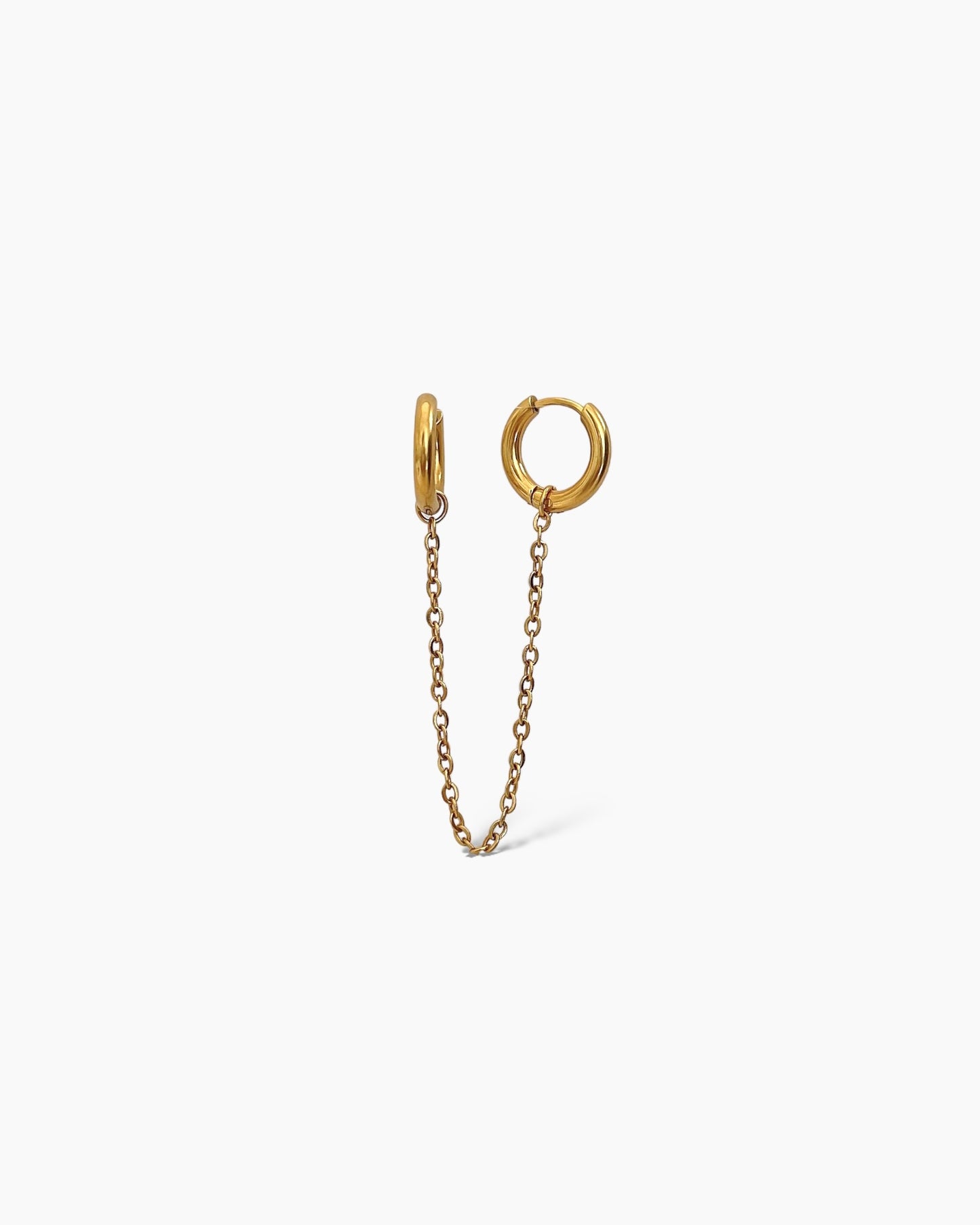Nuestros elegantes PENDIENTES PORTOS, son unos pendientes con doble arito unidos con cadena fina, están fabricados en acero inoxidable bañados en oro.