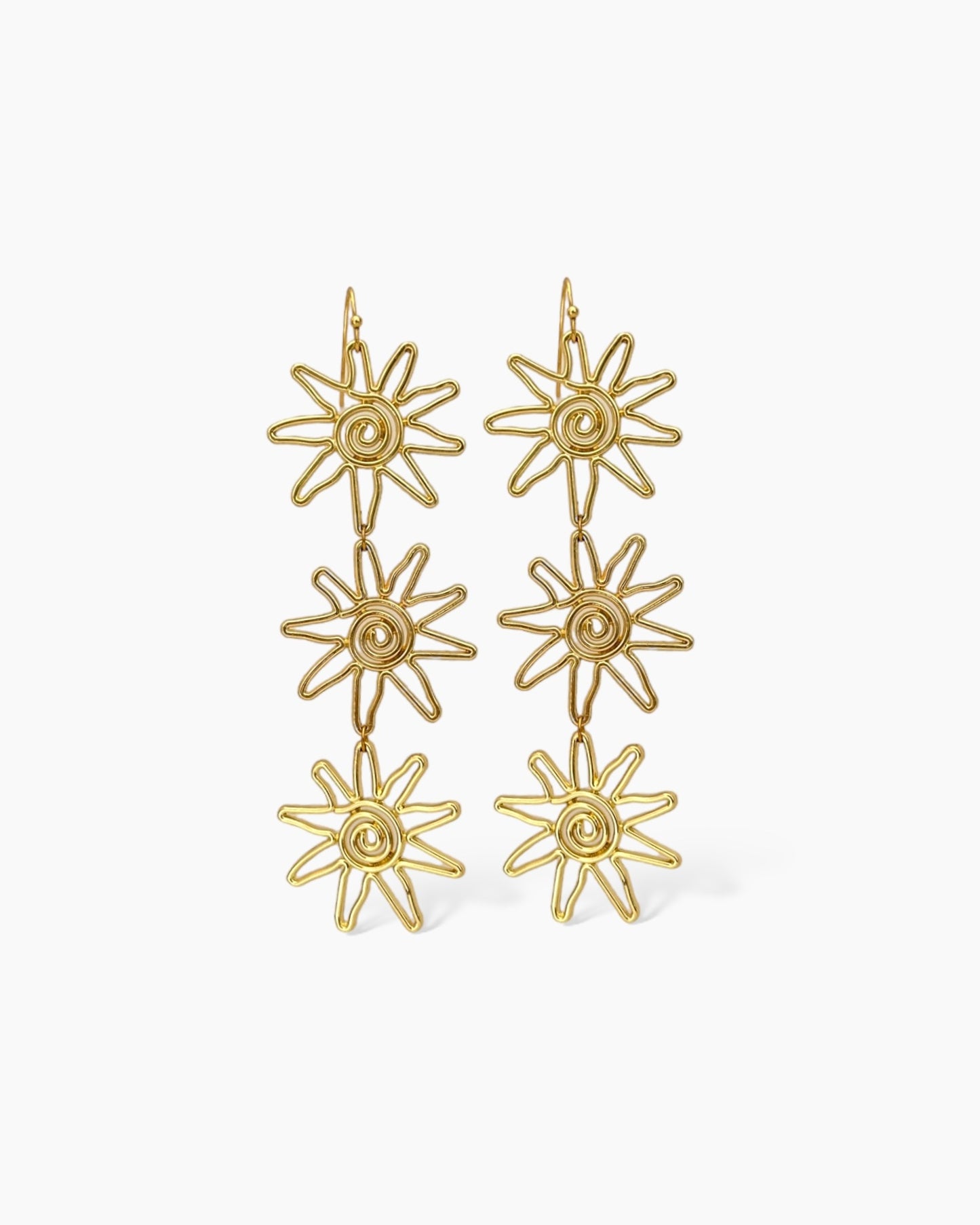 Los PENDIENTES VSCO son unos pendientes largos con estrellas y filigranas con gancho de acero inoxidable bañados en oro y estrellas de zemat.