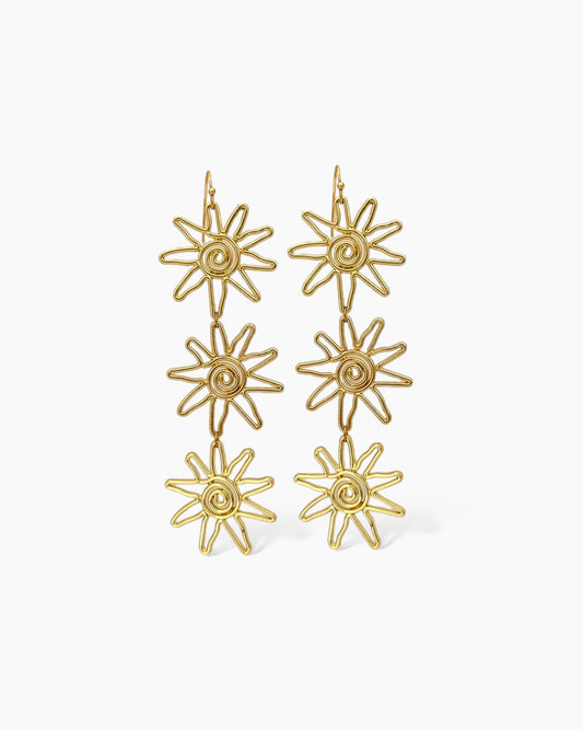 Los PENDIENTES VSCO son unos pendientes largos con estrellas y filigranas con gancho de acero inoxidable bañados en oro y estrellas de zemat. 