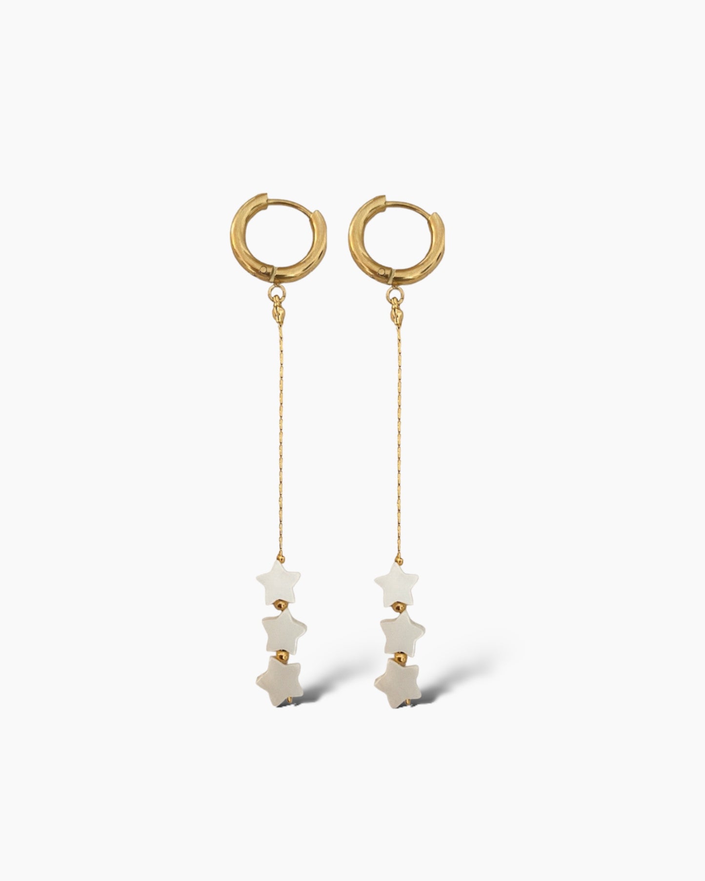 Los PENDIENTES LARGOS STAR DROP son unos pendientes originales y elegantes, con cadena de serpiente terminados en tres mini estrellitas de nácar.Están realizados en acero inoxidable y acabados en ORO 18k.