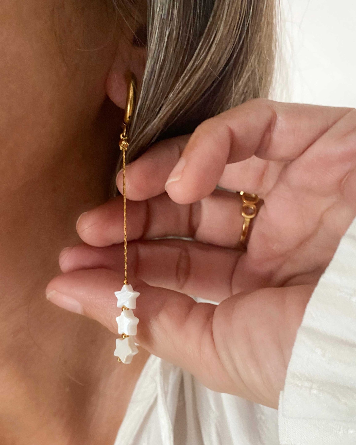 Los PENDIENTES LARGOS STAR DROP son unos pendientes originales y elegantes, con cadena de serpiente terminados en tres mini estrellitas de nácar.Están realizados en acero inoxidable y acabados en ORO 18k.