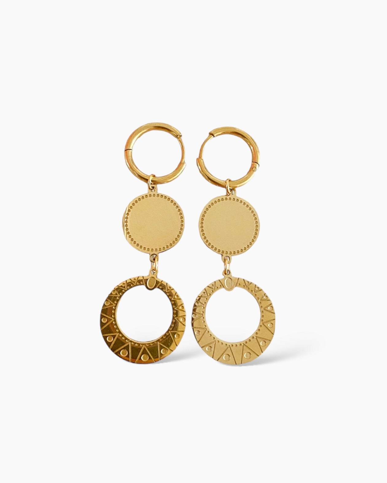 Pendientes largos de acero inoxidable bañado en oro, formado por dos piezas circulares.