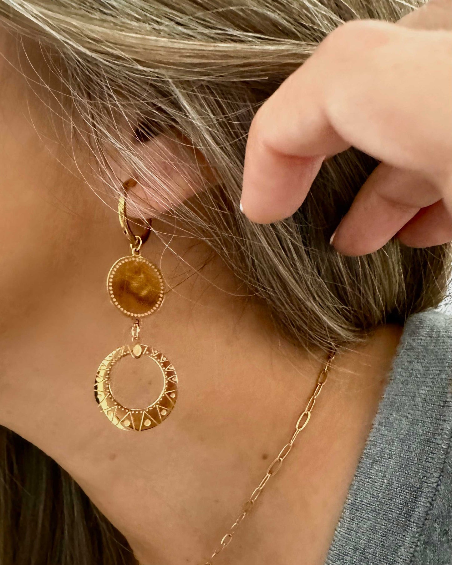 Pendientes largos de acero inoxidable bañado en oro, formado por dos piezas circulares.