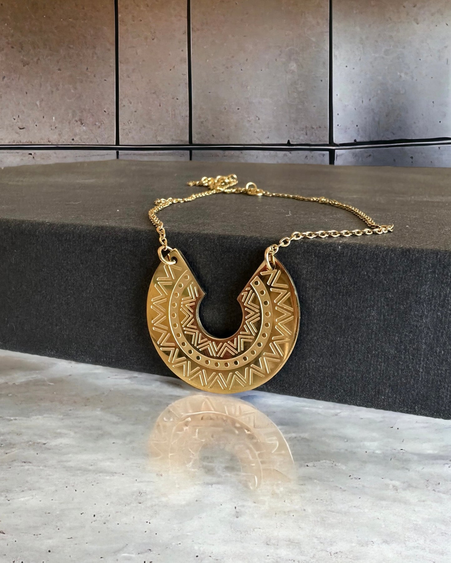 Collar cadena con colgante motivos étnicos baño oro 18K Nilo