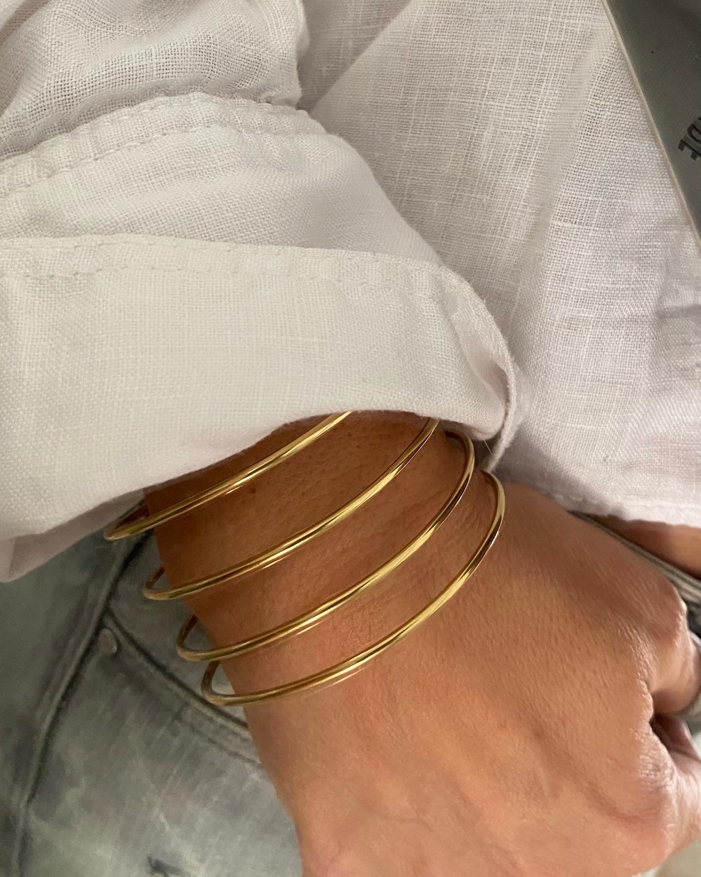 Brazalete ajustable bandas en acero inoxidable con baño de oro 18K Quatro