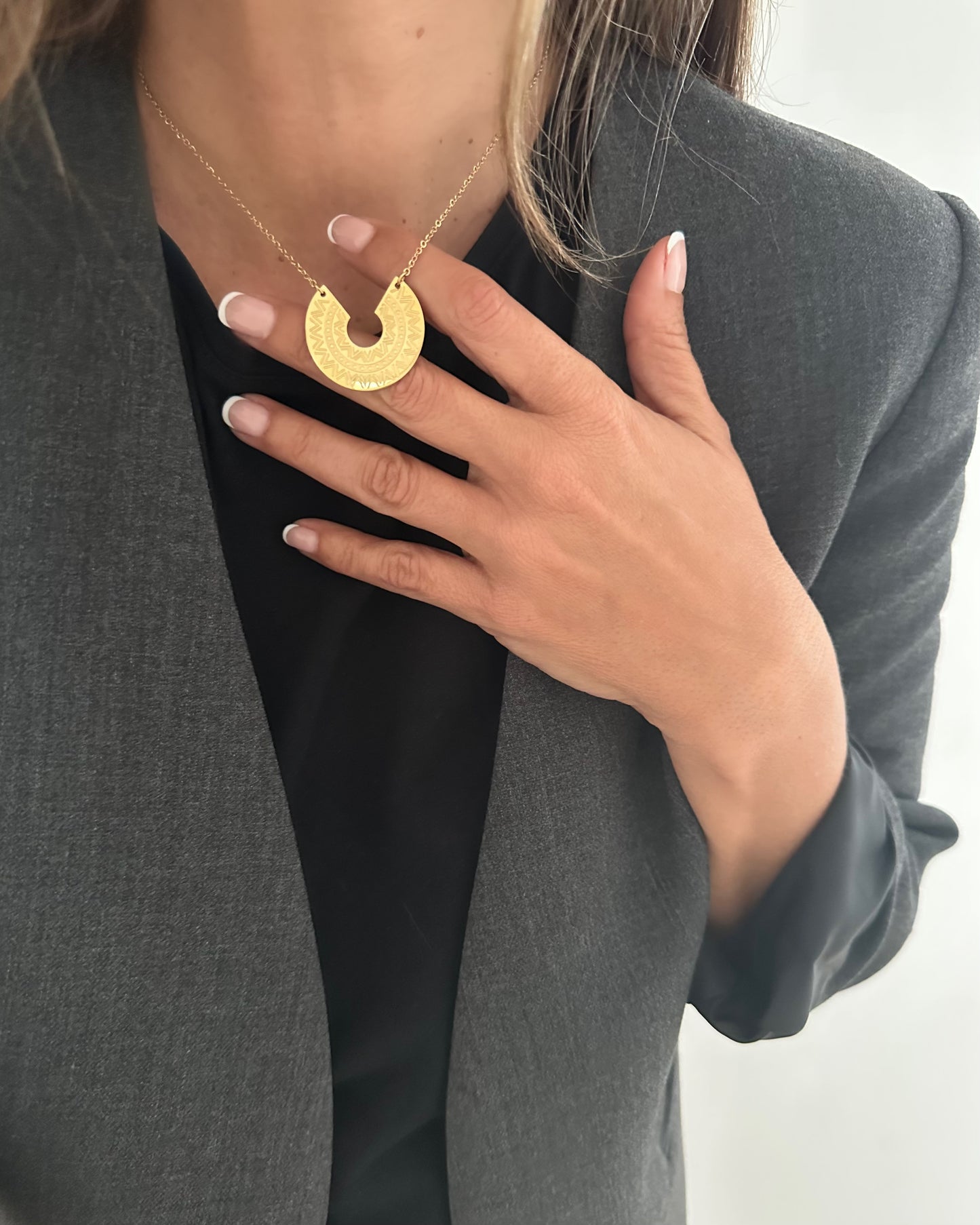 Collar cadena con colgante motivos étnicos baño oro 18K Nilo