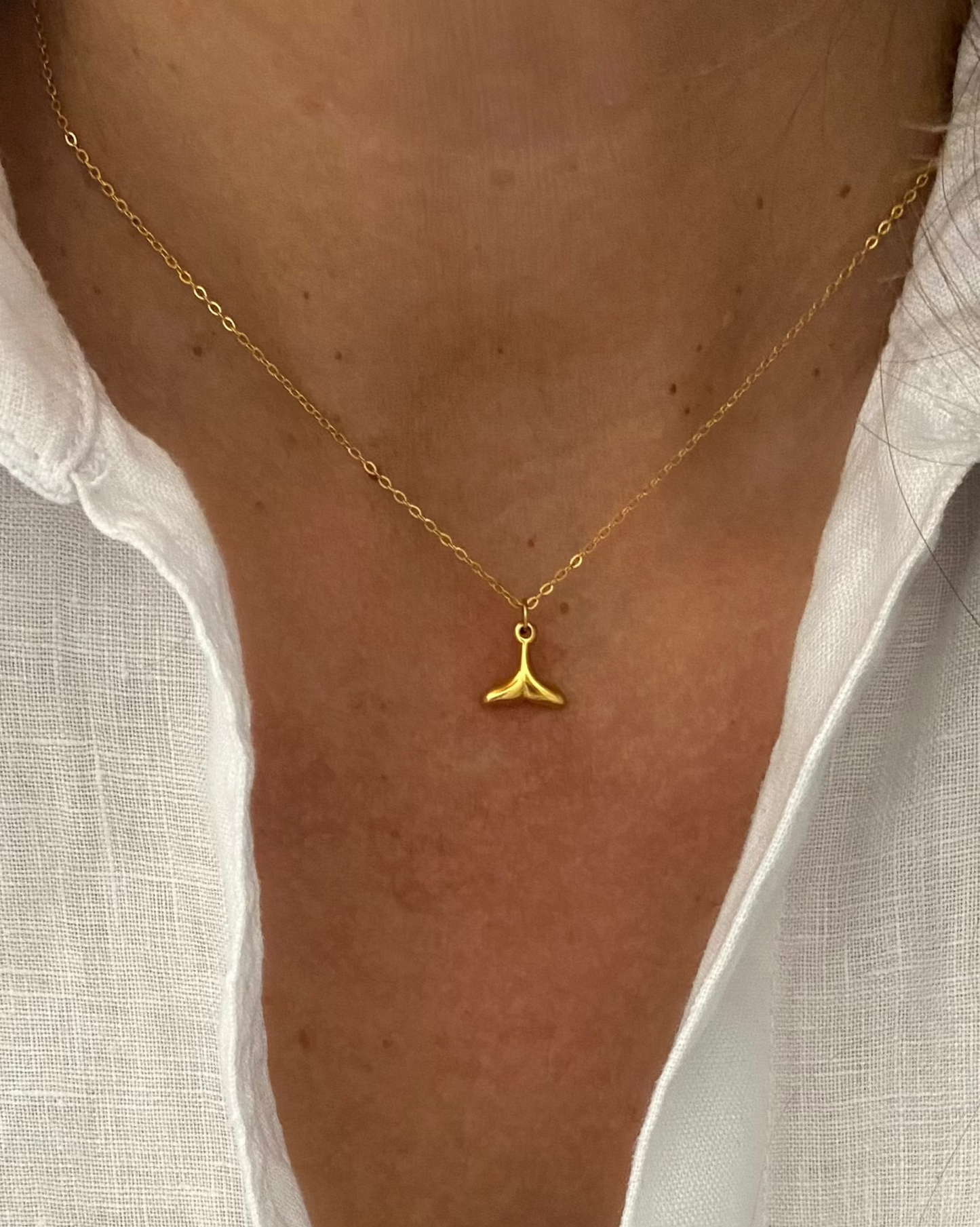 Colgante corto cola de sirena mini en acero baño oro 18K Mermaid