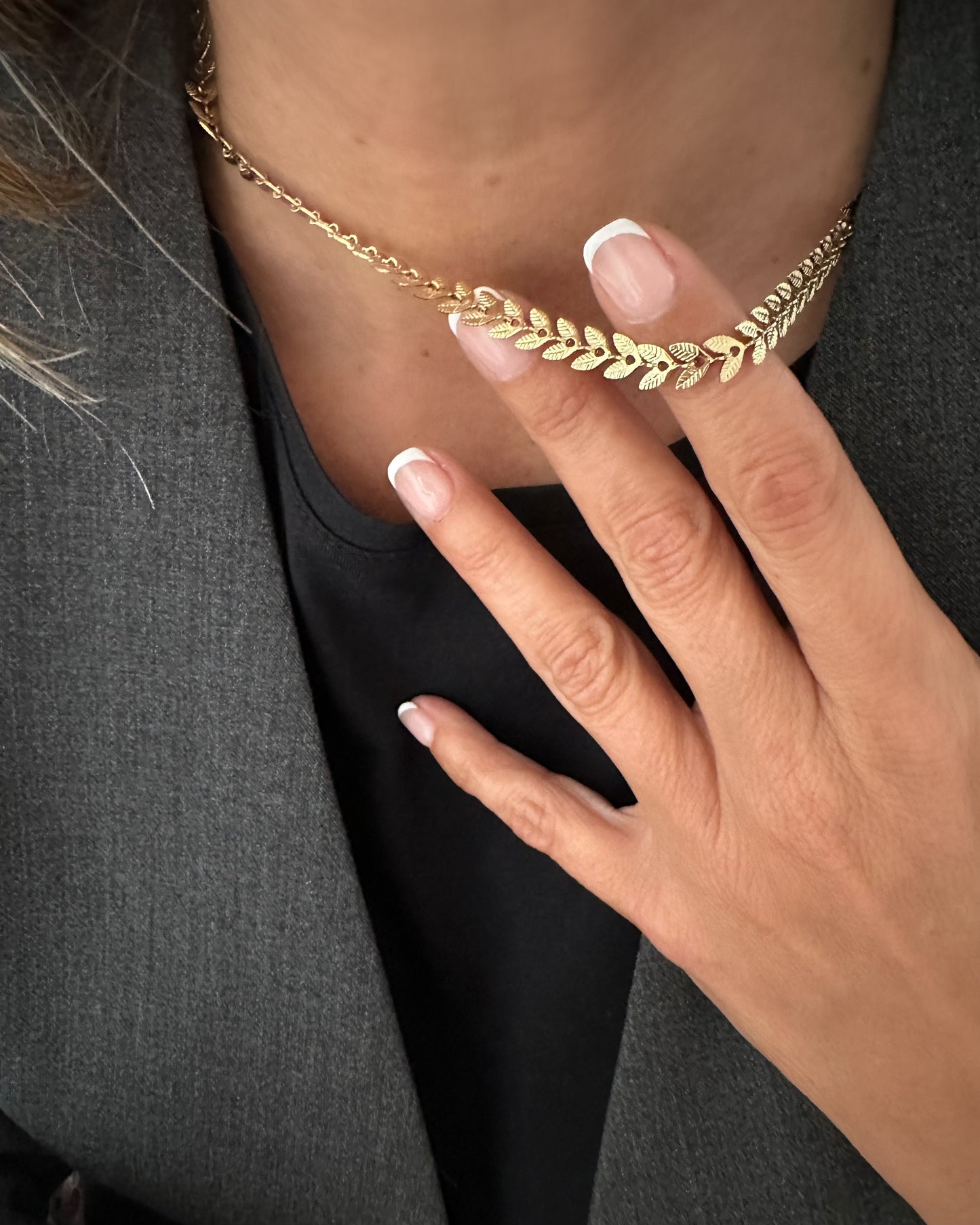 Cadena corta estilo espigas en acero baño oro 18K Cesar