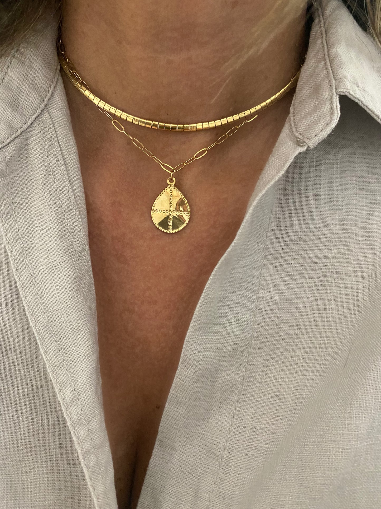 Collar cadena eslabones pequeños con colgante grande lágrima en acero baño oro 18K Esparta