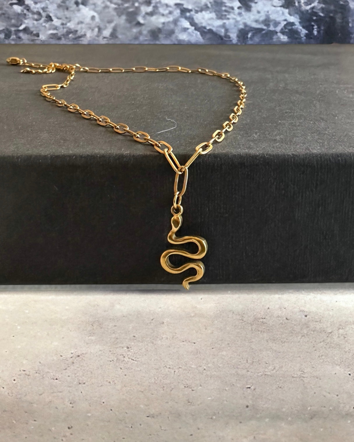Collar cadena eslabones pequeños con colgante forma serpiente en acero acabado oro Serpens