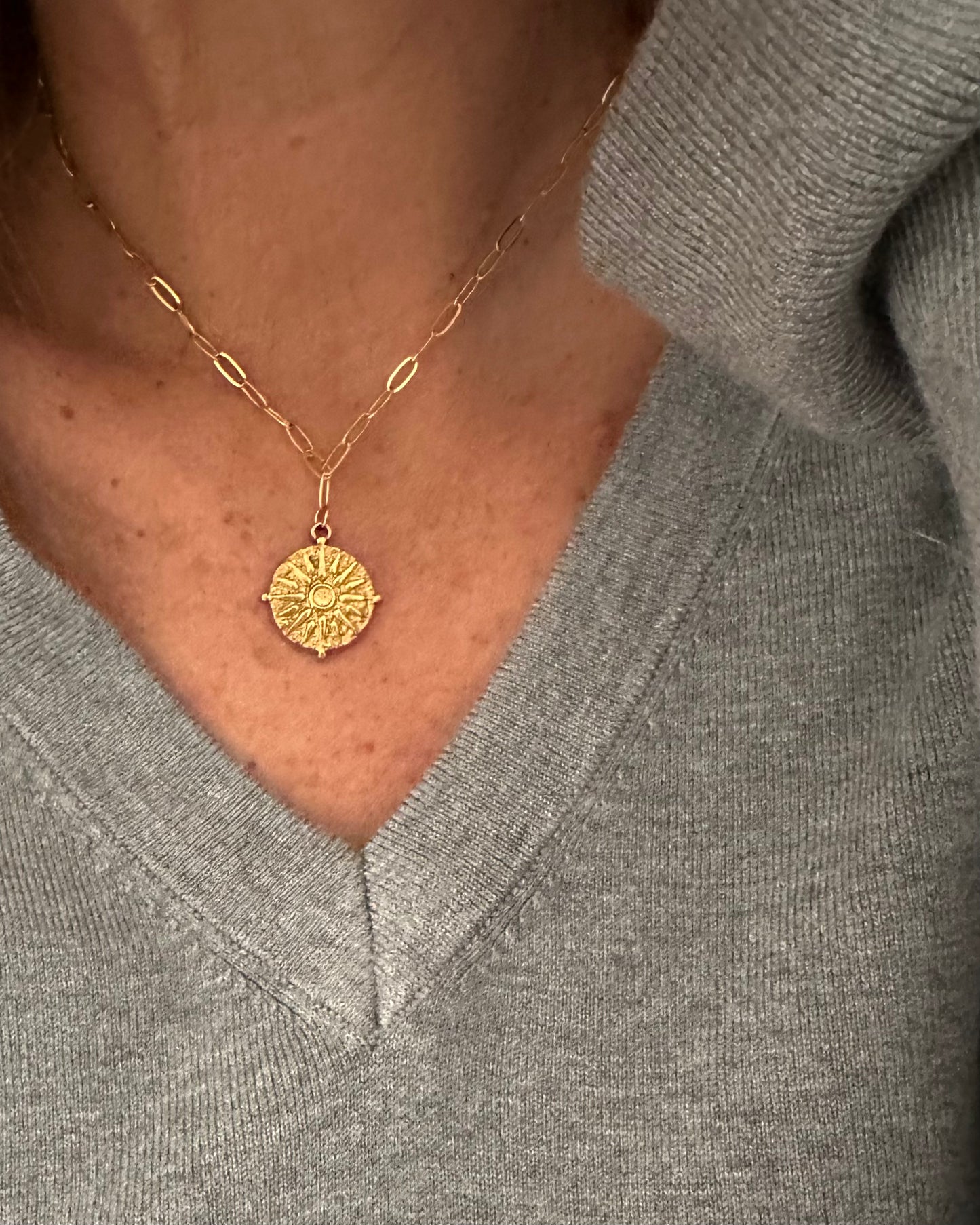 Collar de cadena de eslabones pequeños con medalla textura en acero acabado oro mate Arverno
