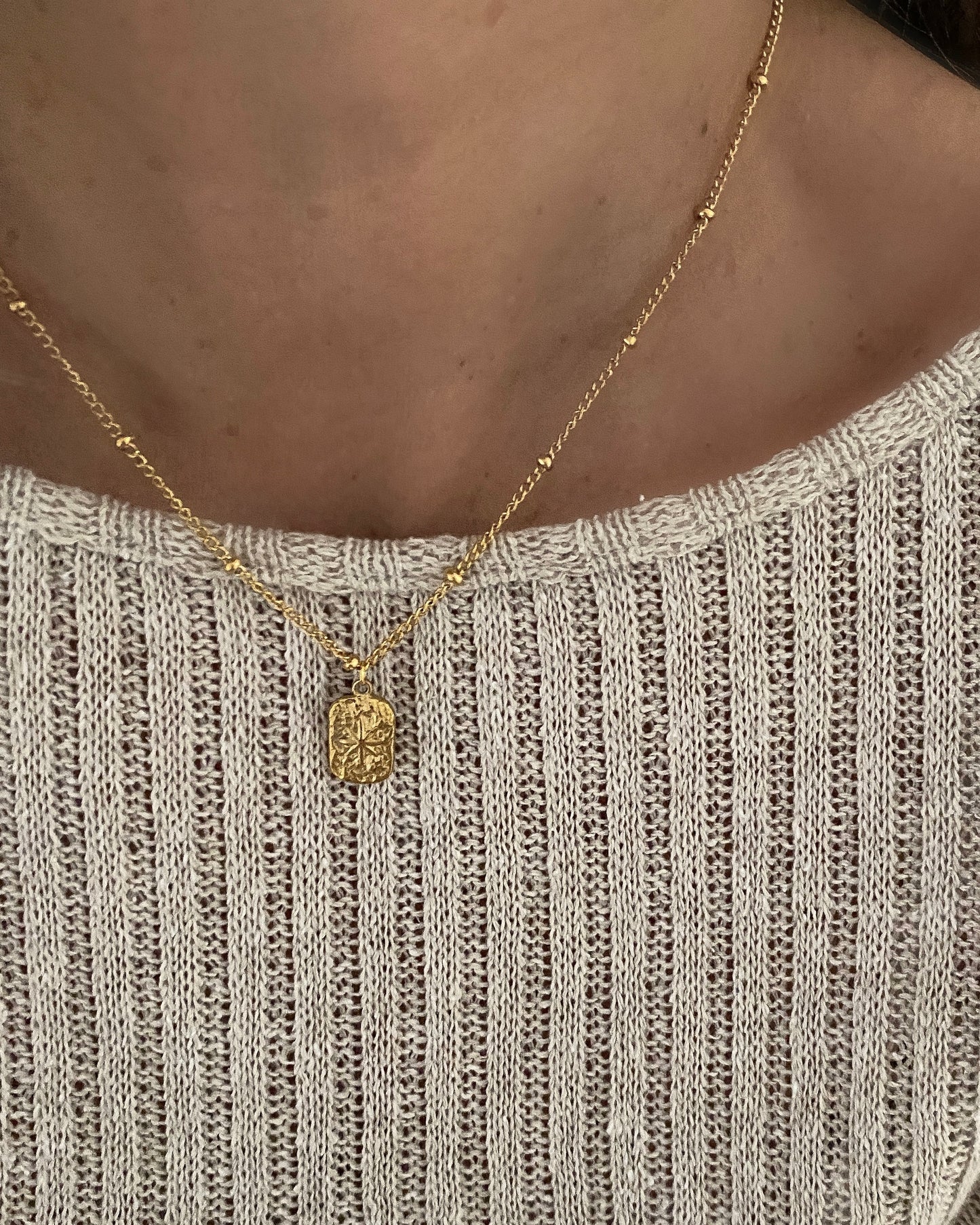 Collar con cadena de bolitas y colgante textura estrella en acero acabado oro Estrella De Oriente