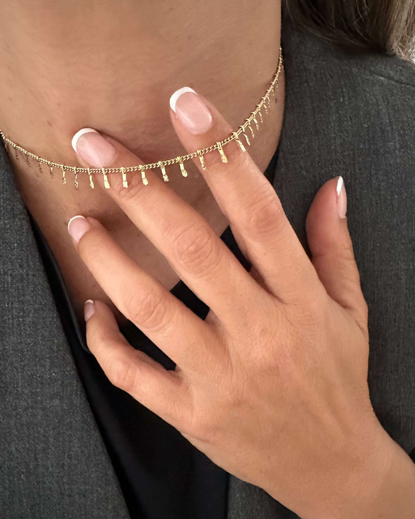 Collar corto con detalle plaquitas en acero baño oro 18K Priya