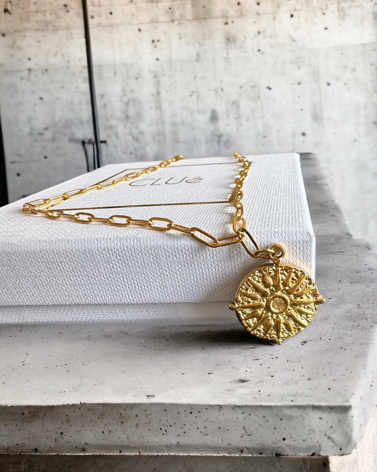 Collar de cadena de eslabones pequeños con medalla textura en acero acabado oro mate Arverno