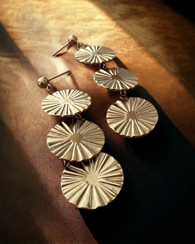 Pendientes largos círculos dorados textura en acero baño oro 18K Lagom