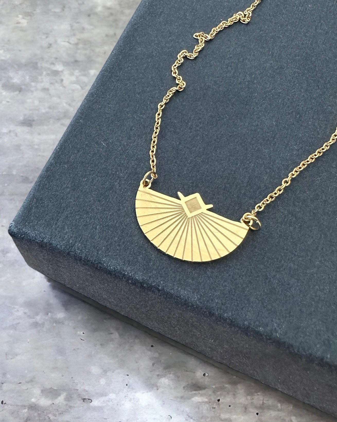 Collar cadena con colgante abanico en acero baño de oro 18K Ventall