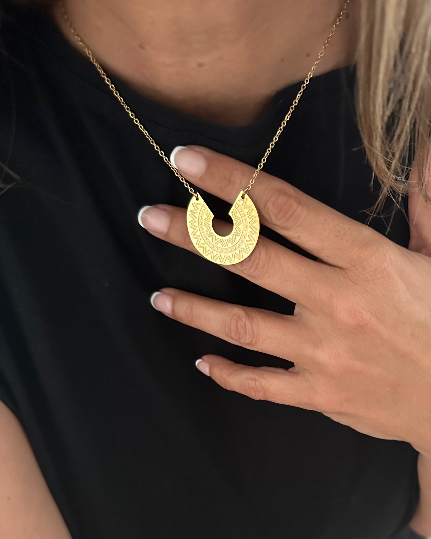 Collar cadena con colgante motivos étnicos baño oro 18K Nilo