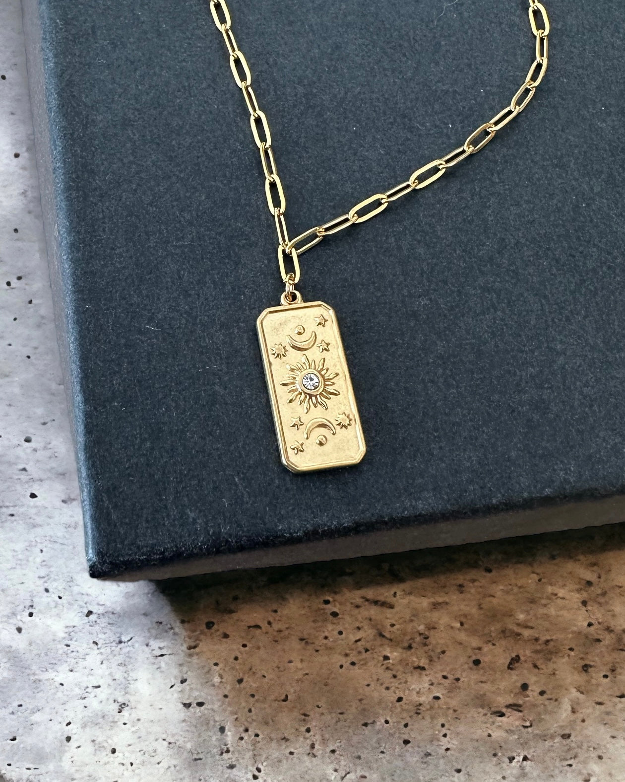 Collar con colgante rectangular motivo sol baño oro 18K - ESSAE