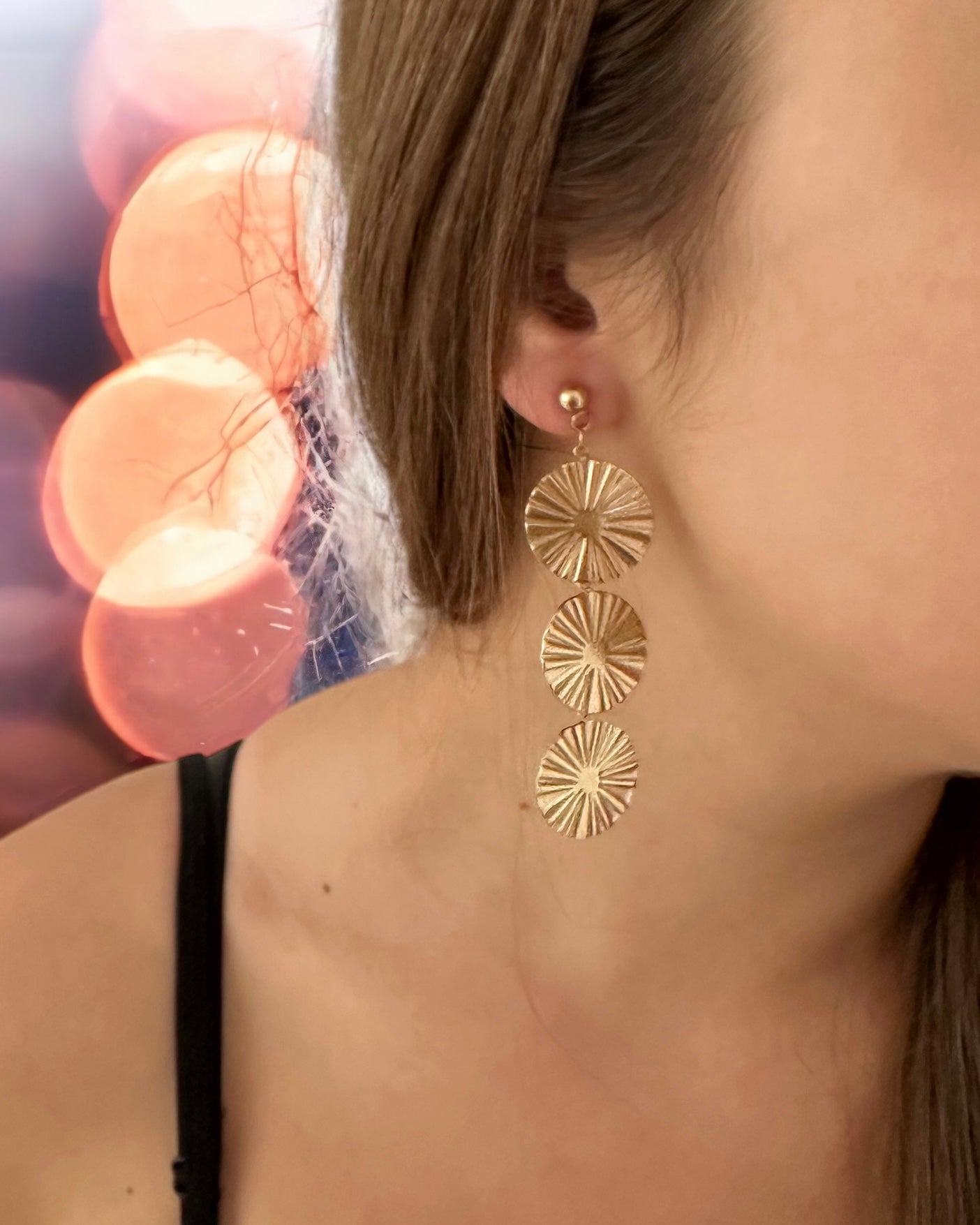 Pendientes largos círculos dorados textura en acero baño oro 18K Lagom