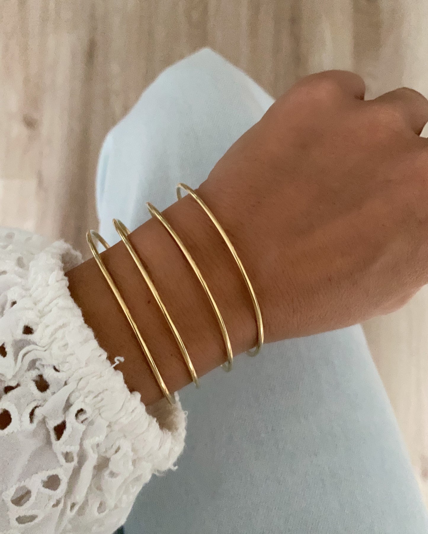 Brazalete ajustable bandas en acero inoxidable con baño de oro 18K Quatro