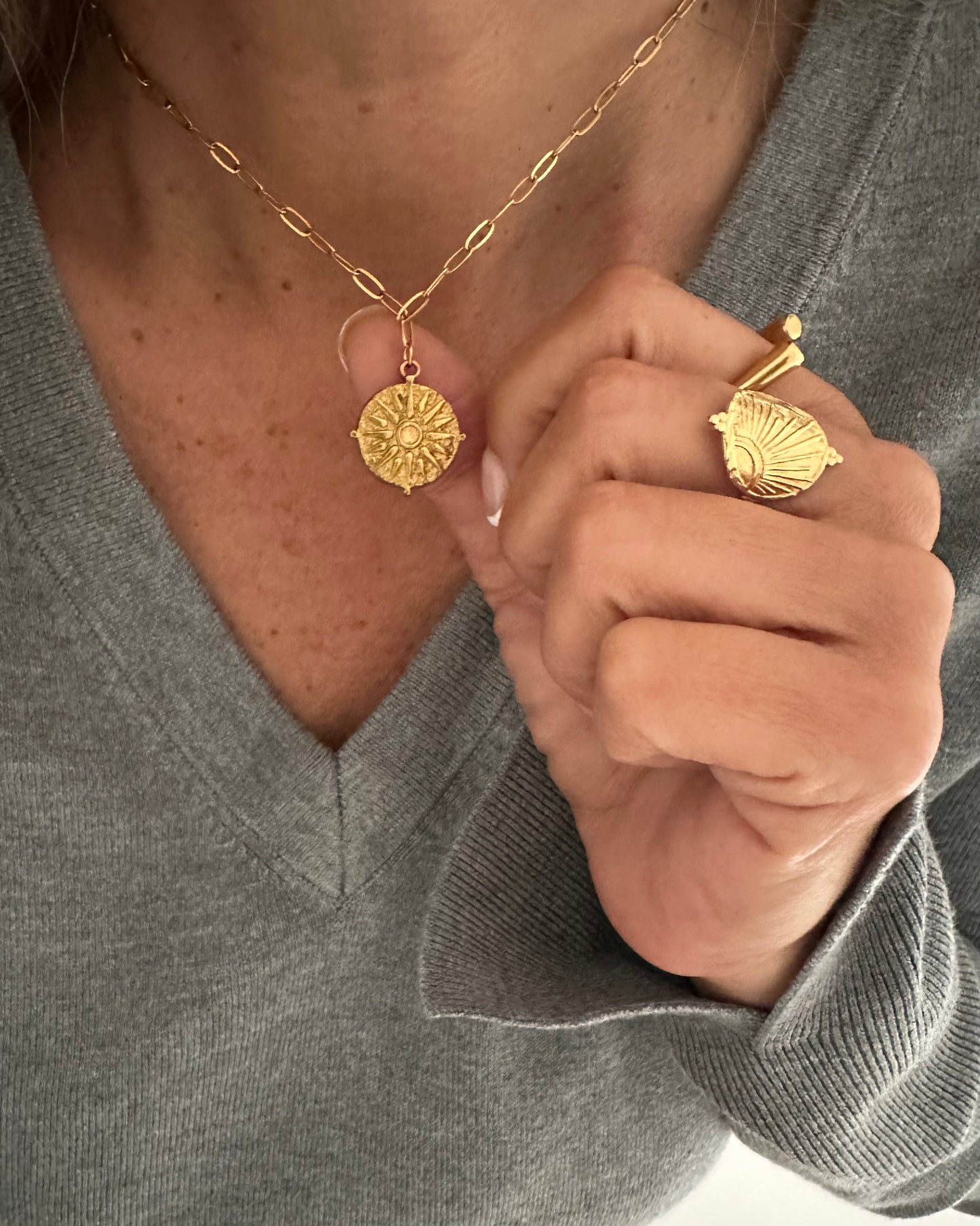Collar de cadena de eslabones pequeños con medalla textura en acero acabado oro mate Arverno