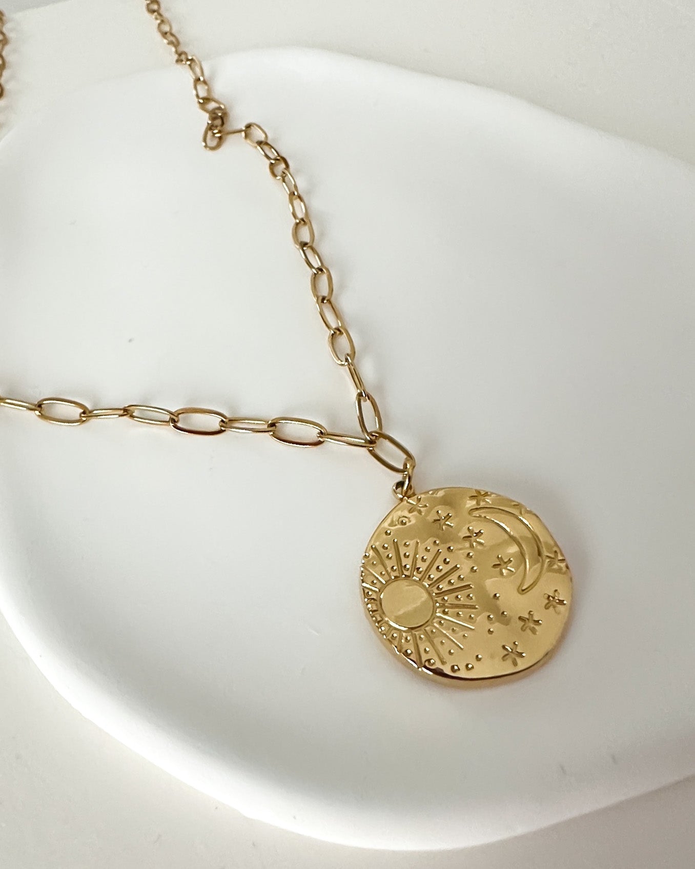 Collar cadena de eslabones con colgante medalla grande motivos sol y luna baño oro 18K Sky