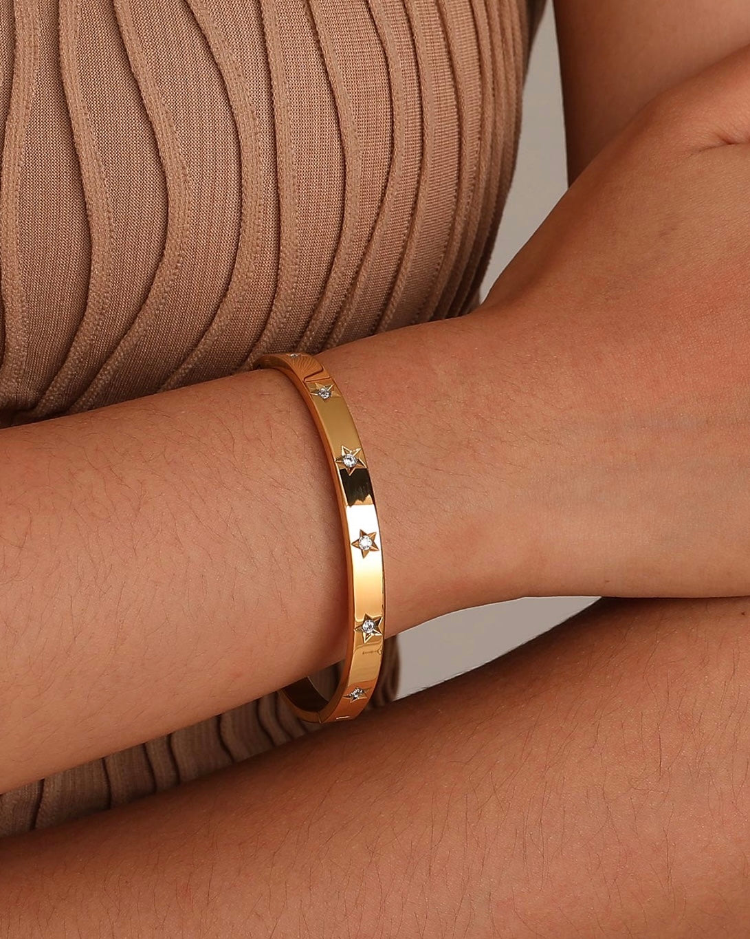 Brazalete de acero baño oro 18K con motivo estrellas con circonitas Stars