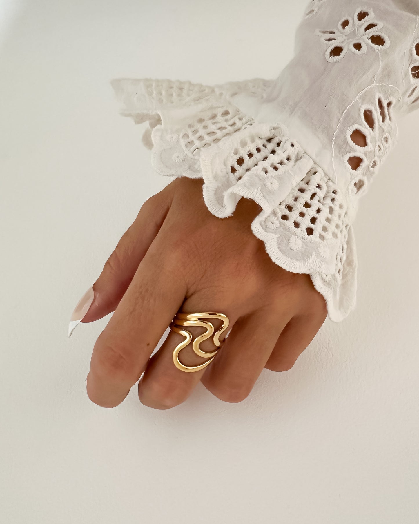 Anillo ajustable bandas onduladas en acero baño oro 18K Waves