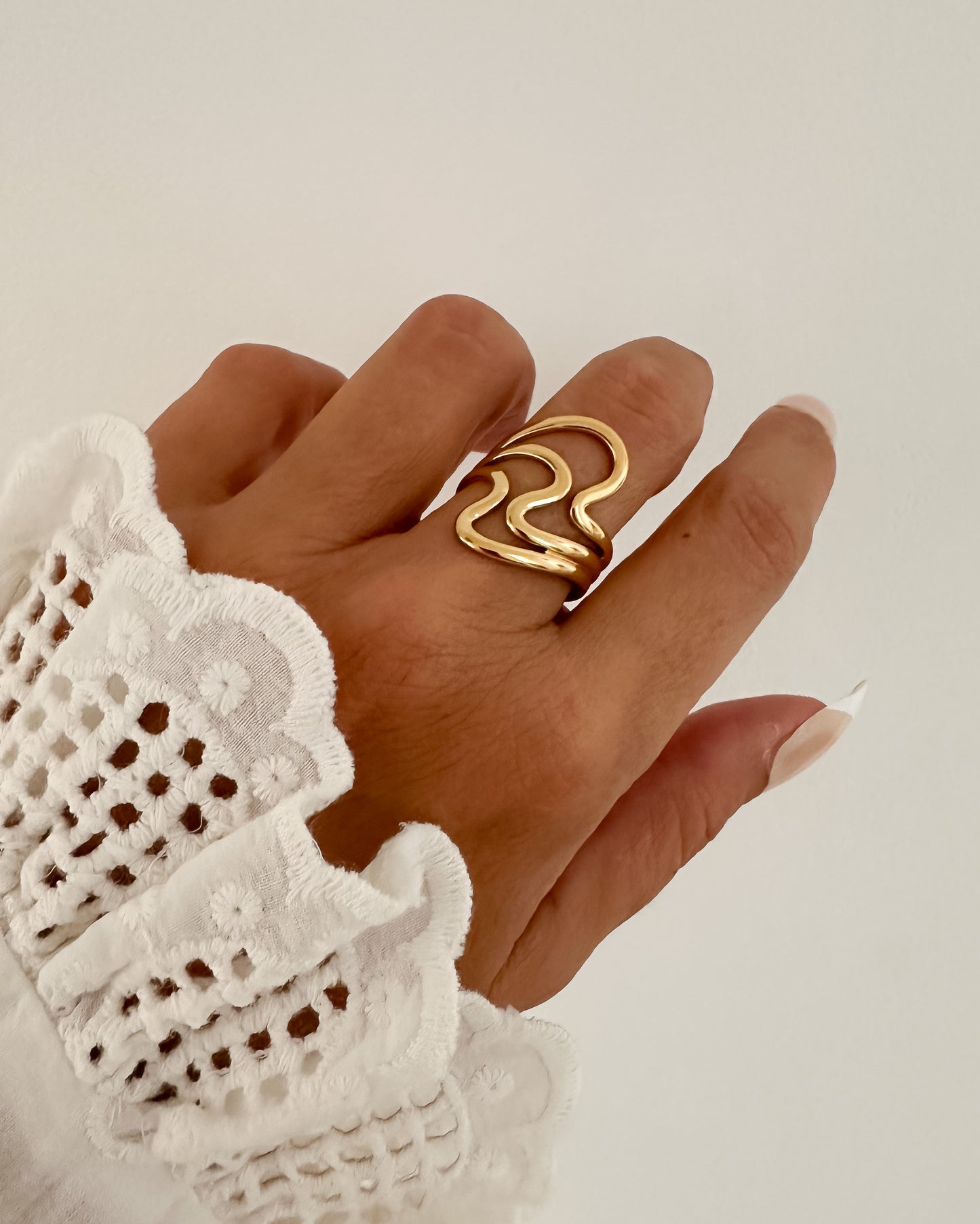 Anillo ajustable bandas onduladas en acero baño oro 18K Waves