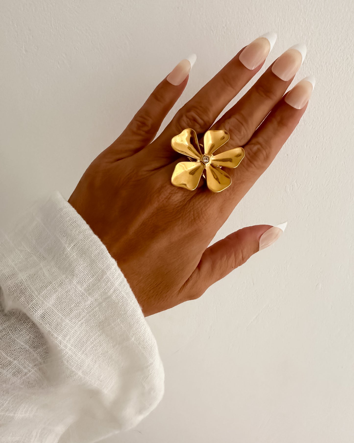 Anillo flor ajustable con circonita en acero baño oro 18K June