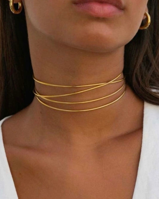 Gargantilla rígida estilo choker de bandas cruzadas en acero baño oro Lía