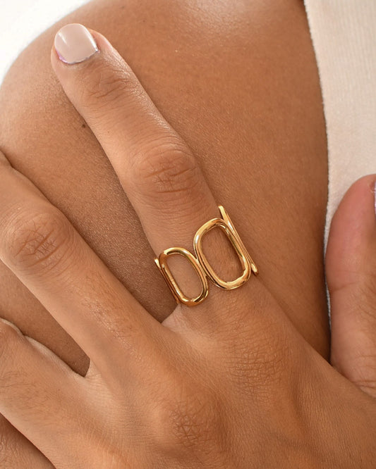 Anillo abierto lateral diseño círculos en acero oro 18K Bana