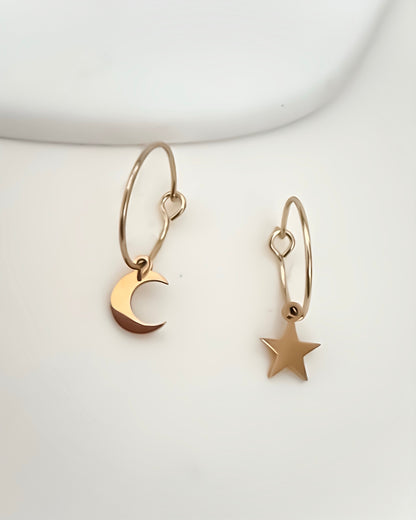 Aritos finos combinados estrella y luna en acero baño oro 18k Cielo