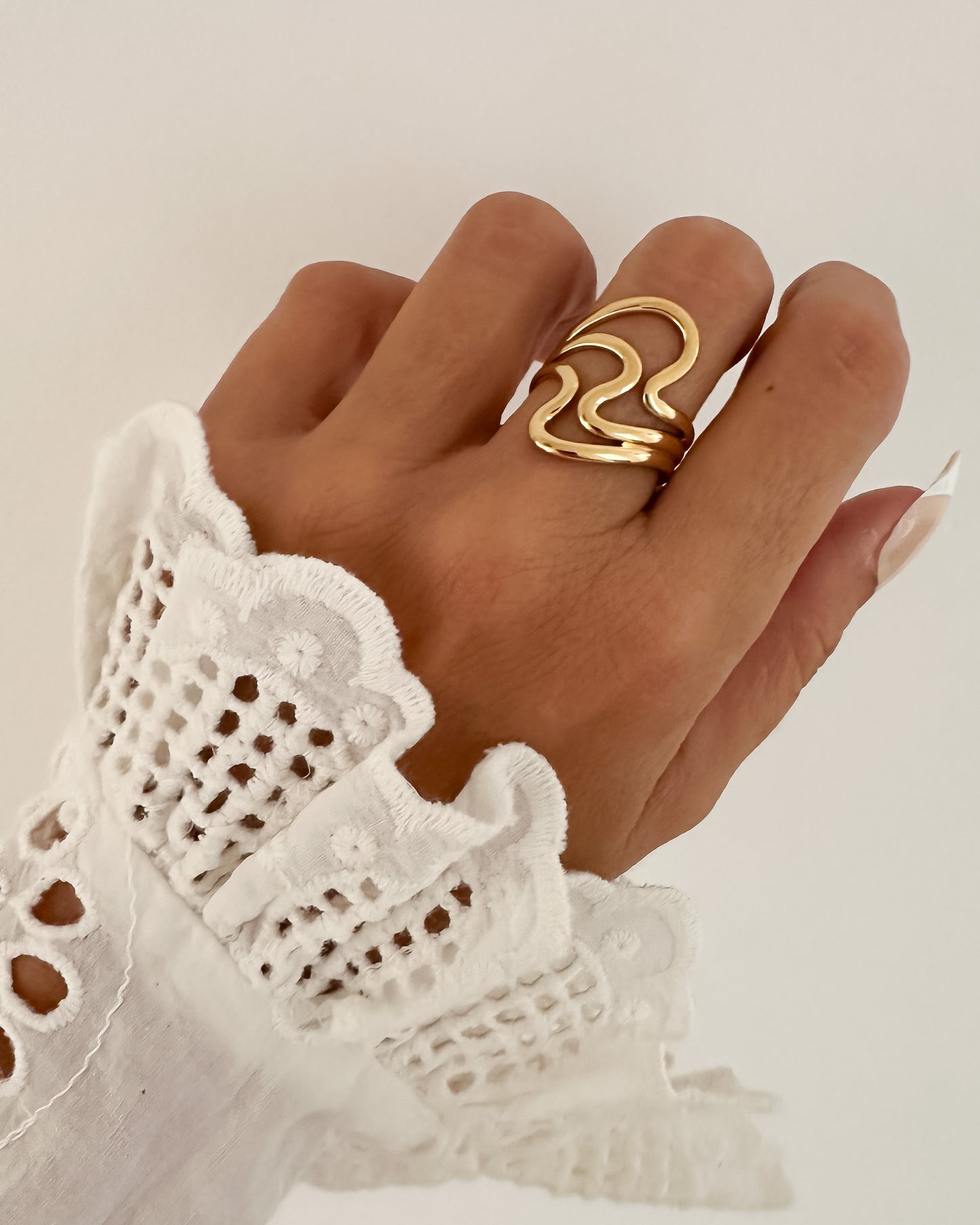 Anillo ajustable bandas onduladas en acero baño oro 18K Waves