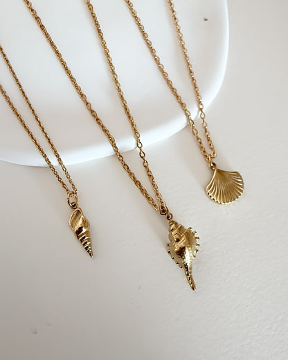 Collar mini colgante caracol de mar baño oro 18K LA PRECIOSA