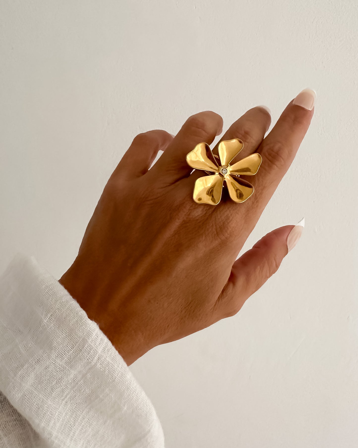 Anillo flor ajustable con circonita en acero baño oro 18K June