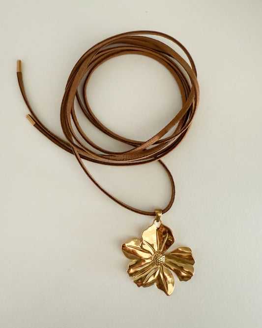 Collar maxi cordón de ante con colgante flor en acero baño oro Maxi Flor