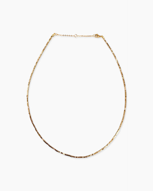 Collar minimalista cuentas cubo hematita acabado en acero baño oro 18K