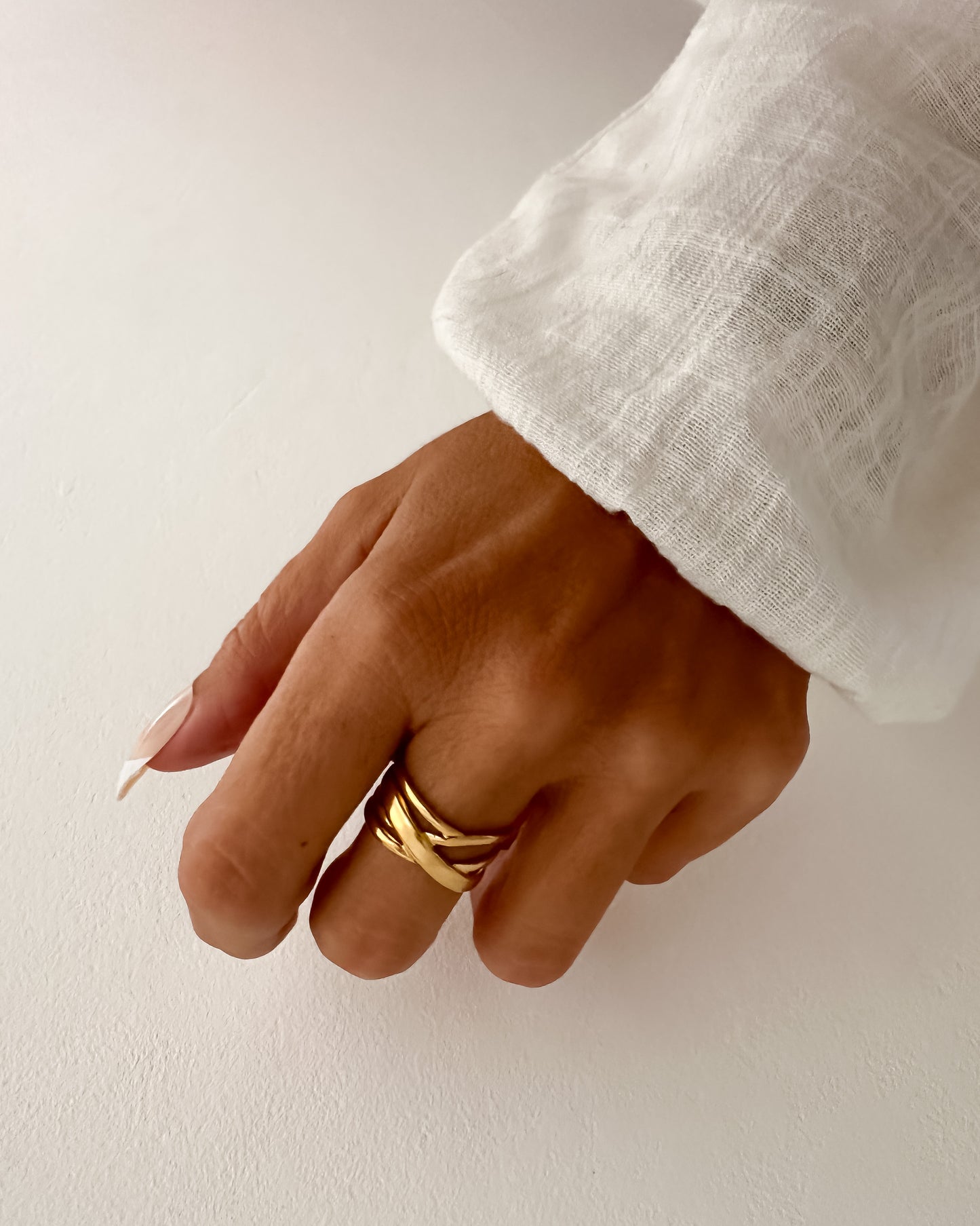 Anillo ajustable bandas cruzadas en acero baño oro 18k Crossy Gold