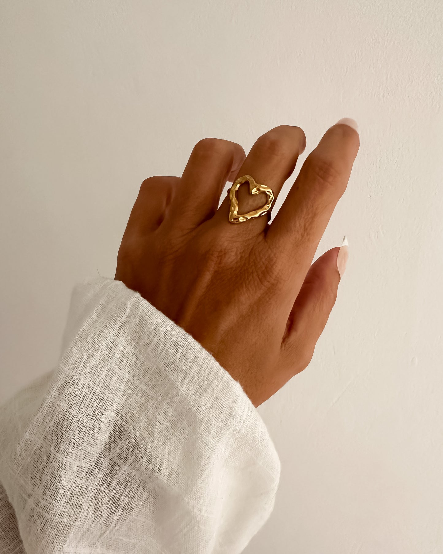 Anillo corazón textura ajustable en acero baño oro 18K Santana