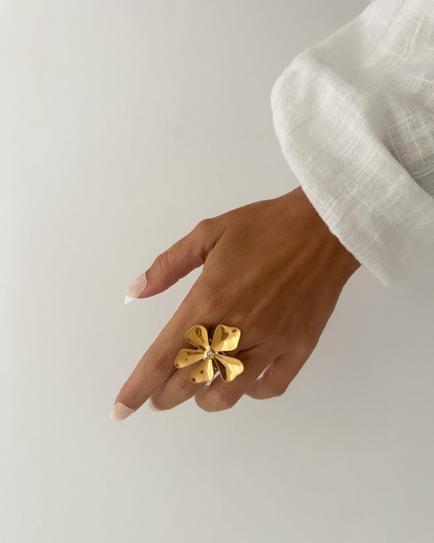 Anillo flor ajustable con circonita en acero baño oro 18K June