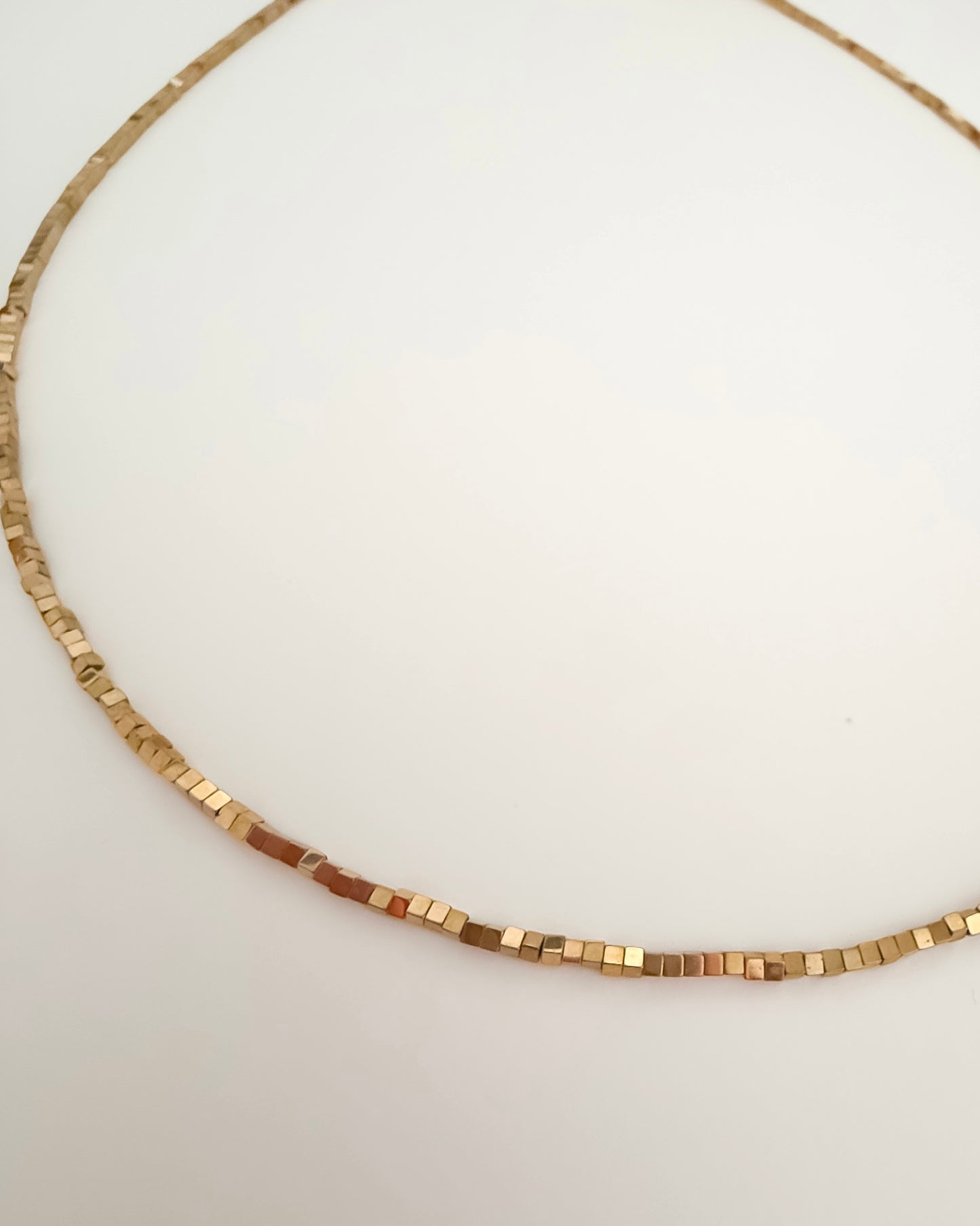 Collar minimalista cuentas cubo hematita acabado en acero baño oro 18K