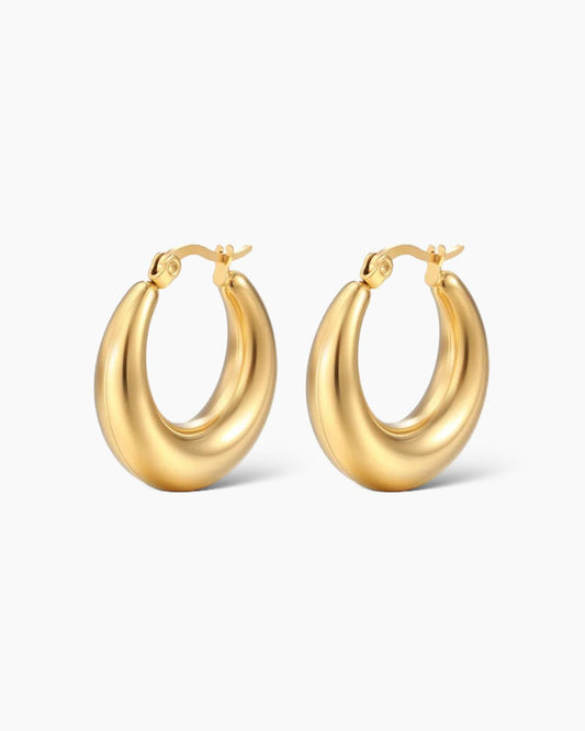 Estos aros tienen una forma clásica y elegante, con un diseño de aro circular ,en acero inoxidable bañado en oro de 18k.